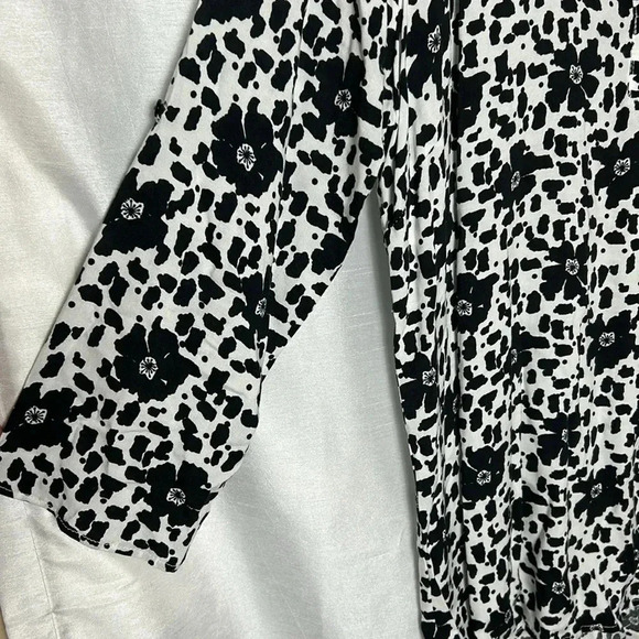 ILANCO NWT black & white abstract floral,  v neck , tie strap cuffs, hi low - Picture 2 of 14